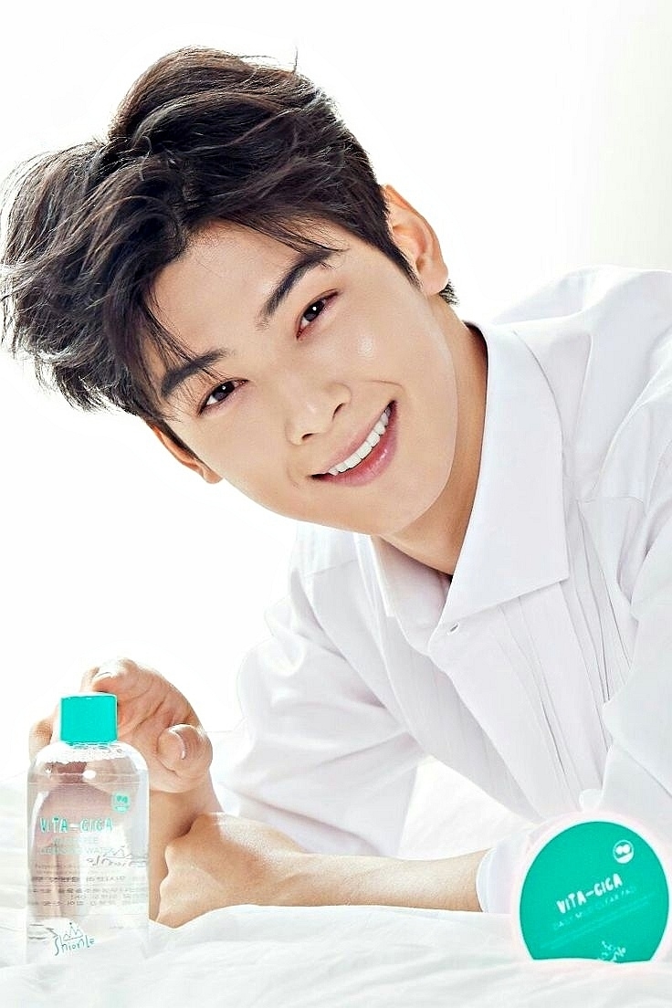 A moment captured by a fan of Cha Eunwoo