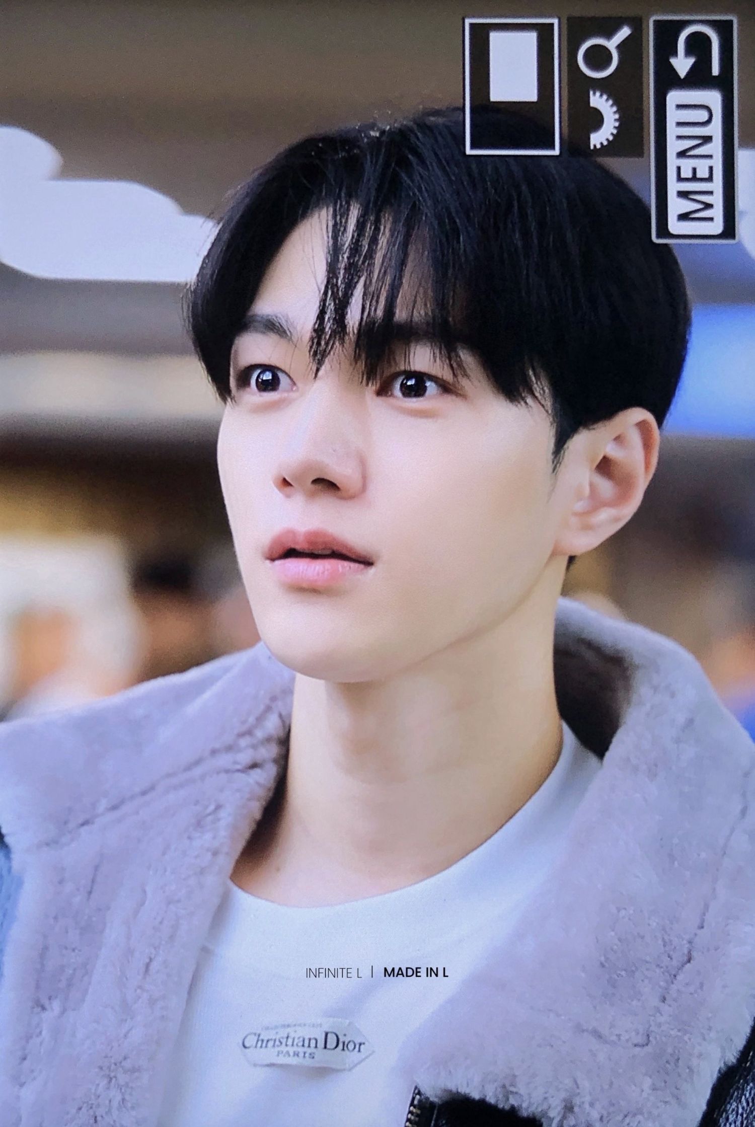 A moment captured by a fan of Kim Myungsoo (L)