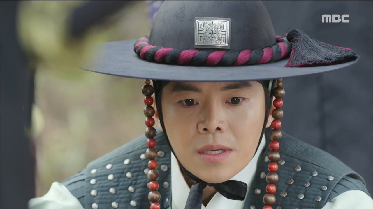 A moment captured by a fan of Yoon Kyunsang