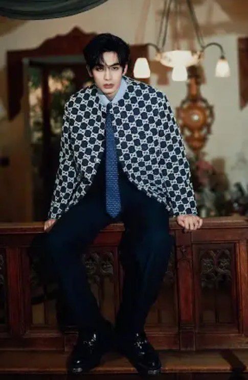 Latest photo of Song WeiLong