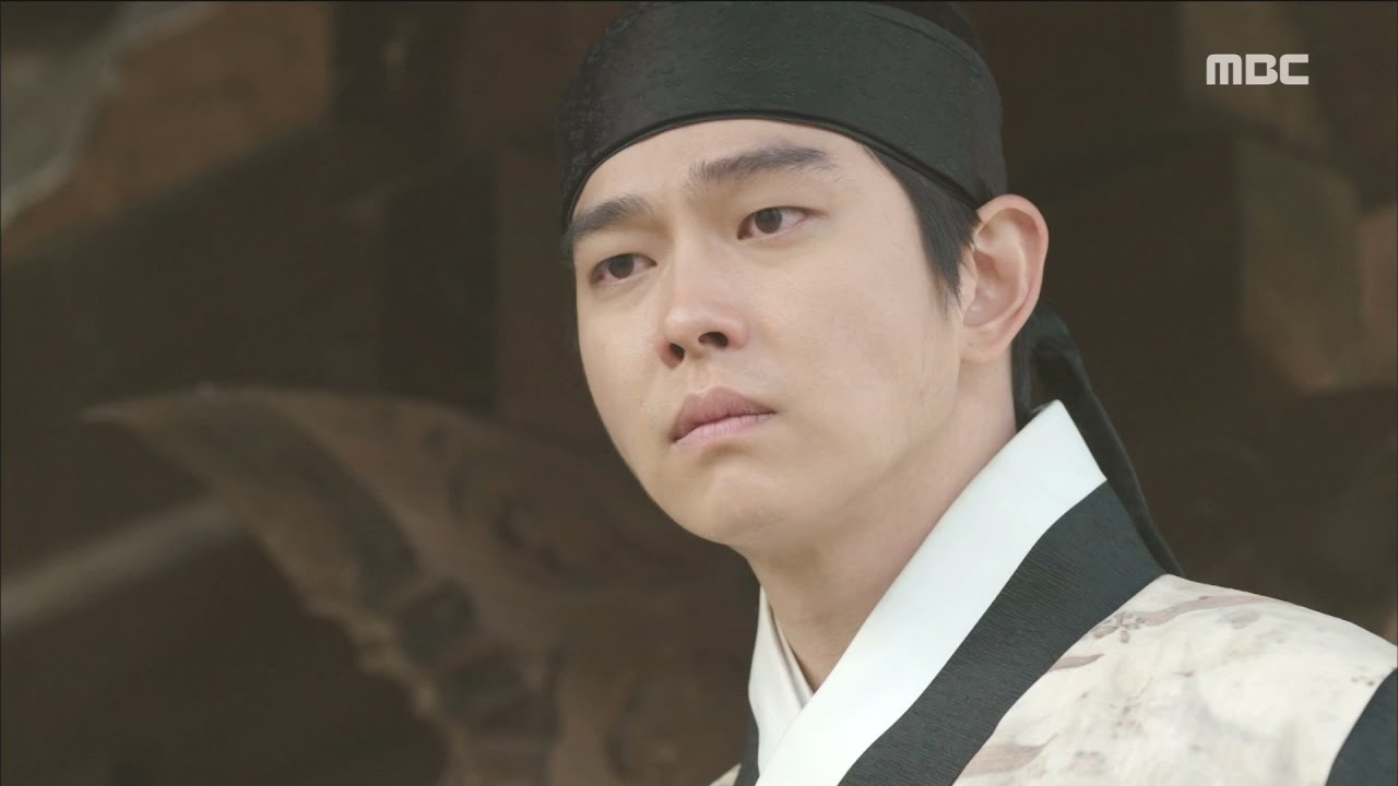A moment captured by a fan of Yoon Kyunsang