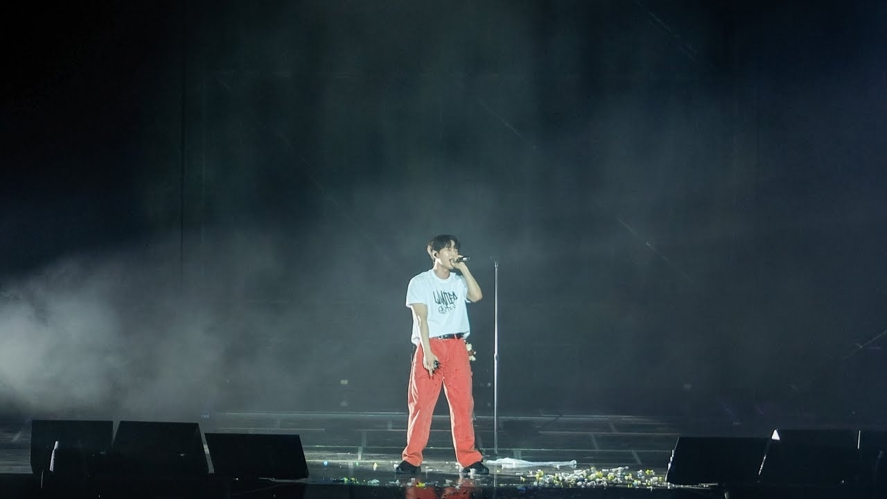 Behind-the-scenes cut of Kim Myungsoo (L)