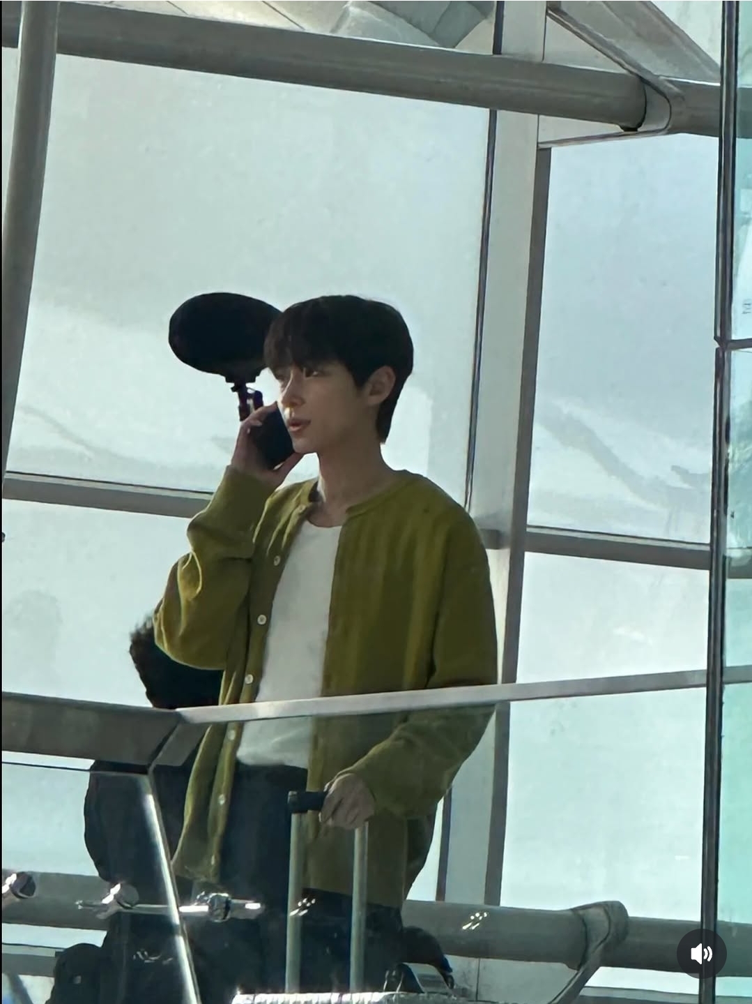 A moment captured by a fan of Hwang Inyoup