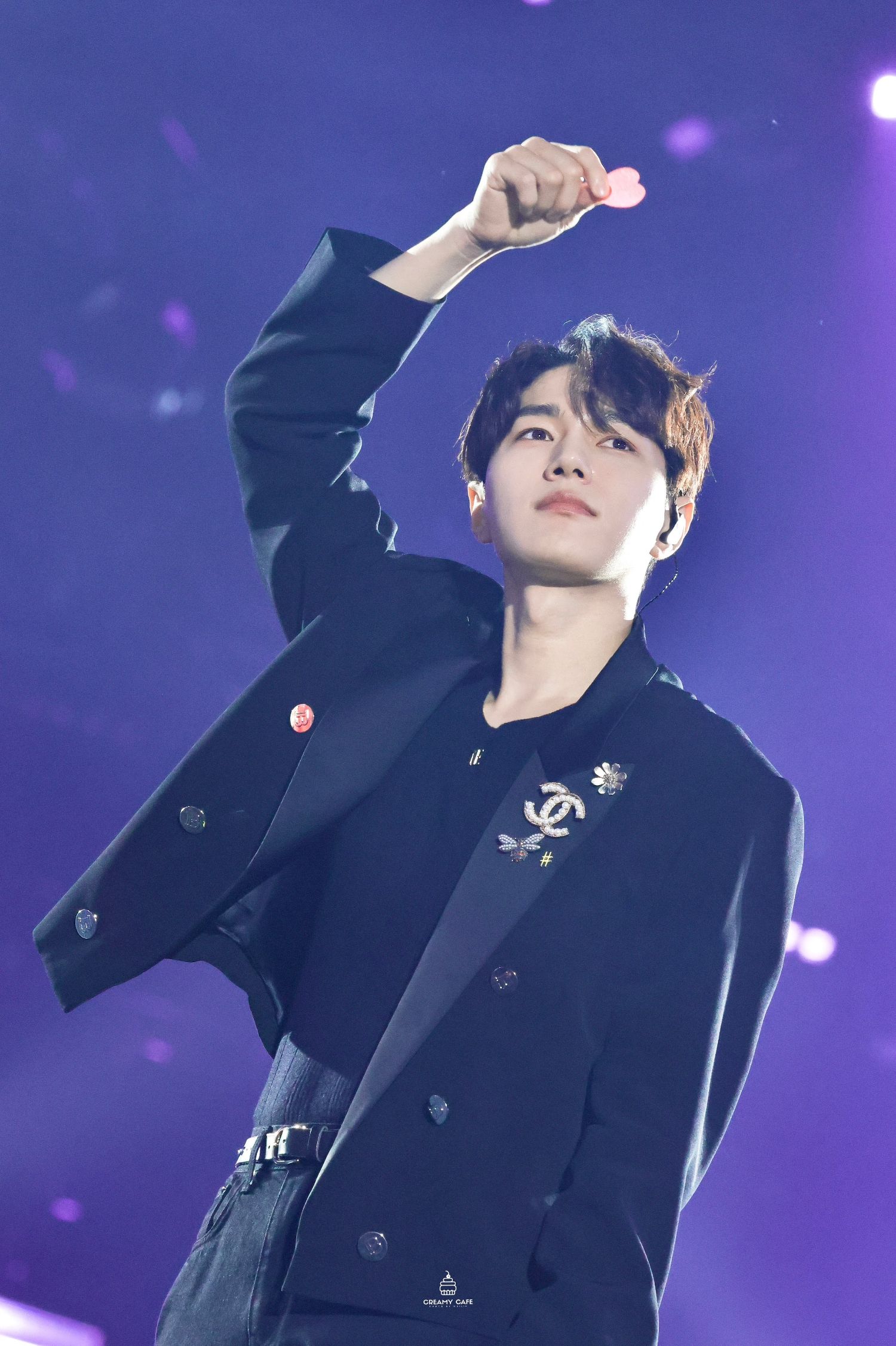 A moment captured by a fan of Kim Myungsoo (L)