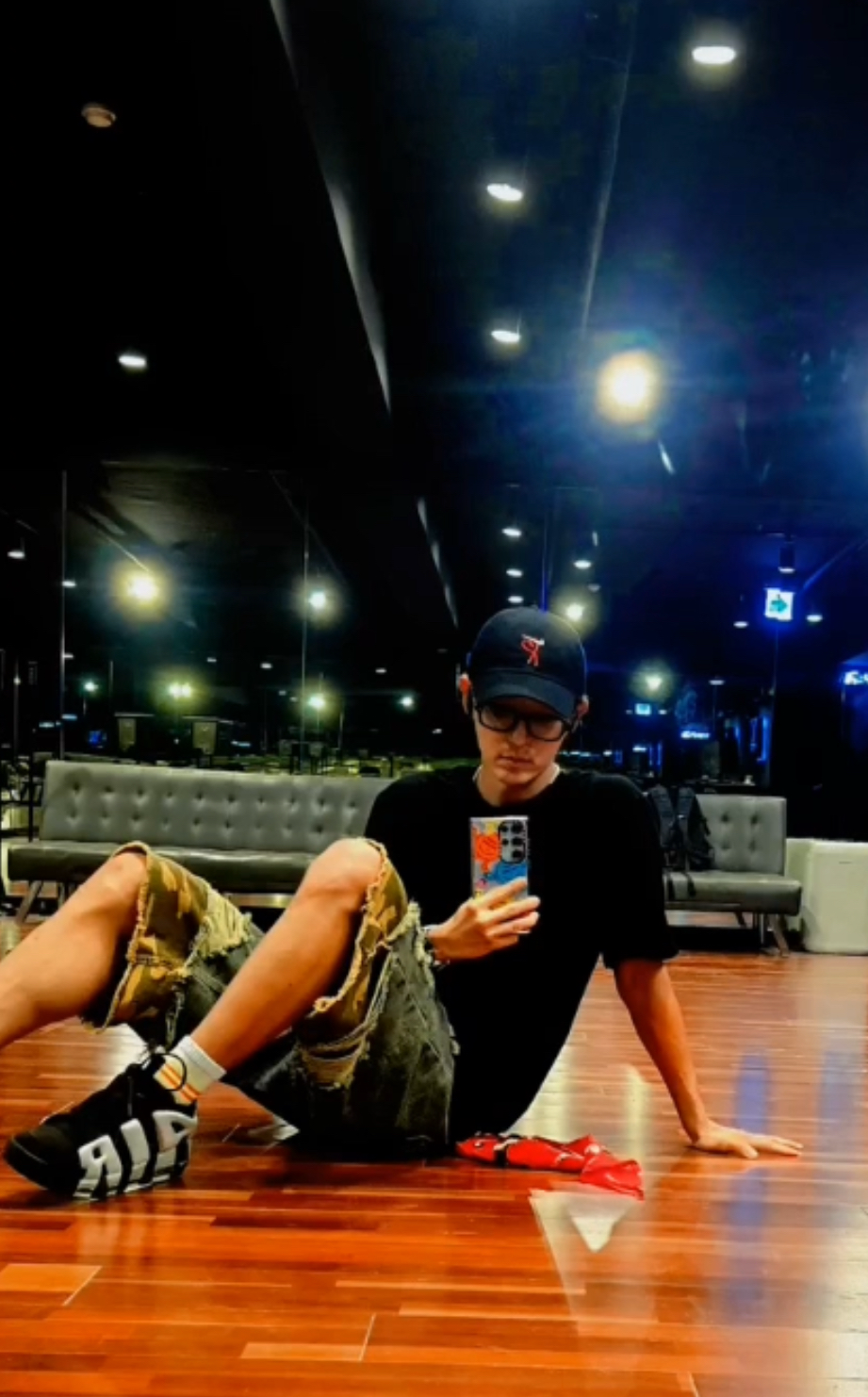 A moment captured by a fan of Lee Joongi