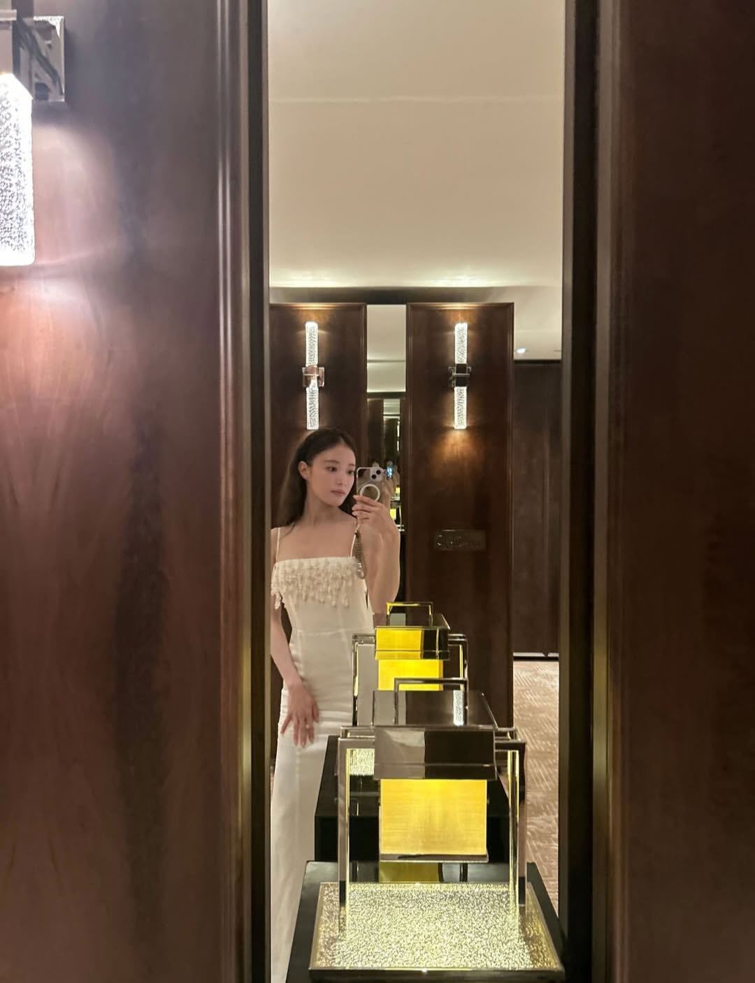 Behind-the-scenes cut of Lee Seyoung