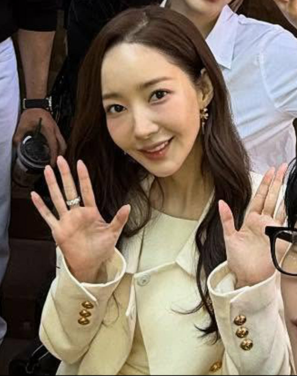 Behind-the-scenes cut of Park Minyoung