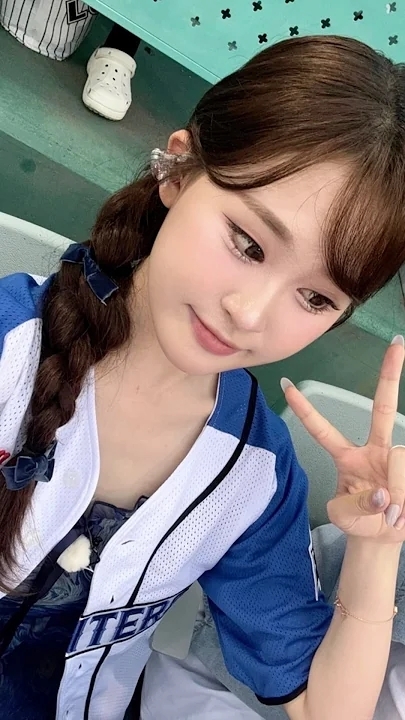 Emotional wallpaper shared by fans for Kim Dahyun