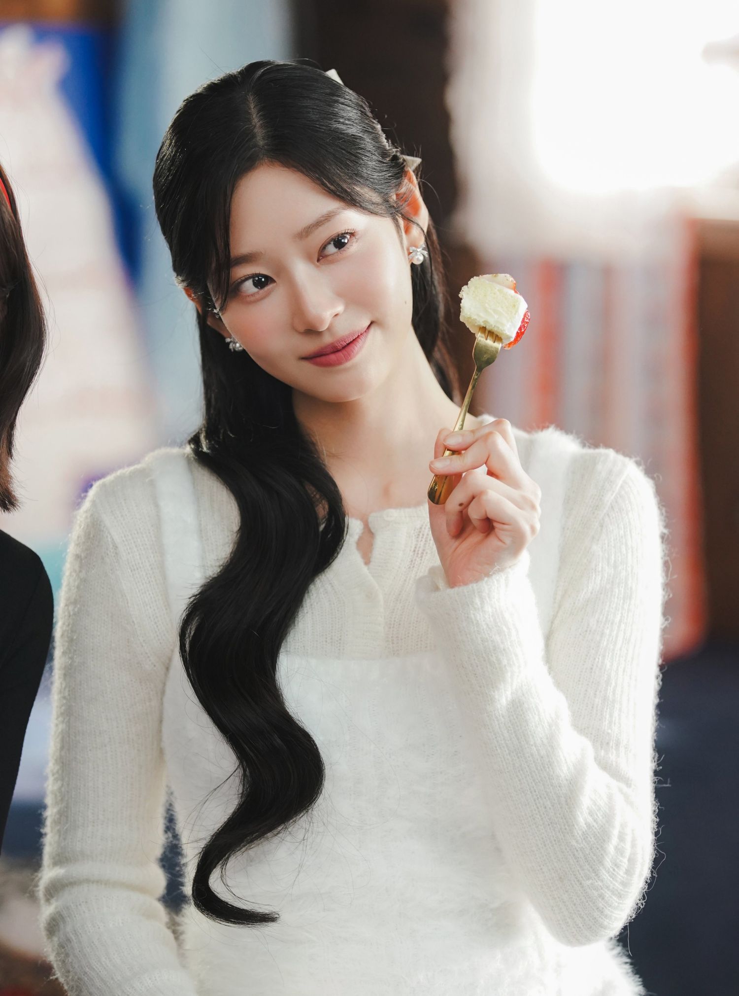 Behind-the-scenes cut of Kim Minju