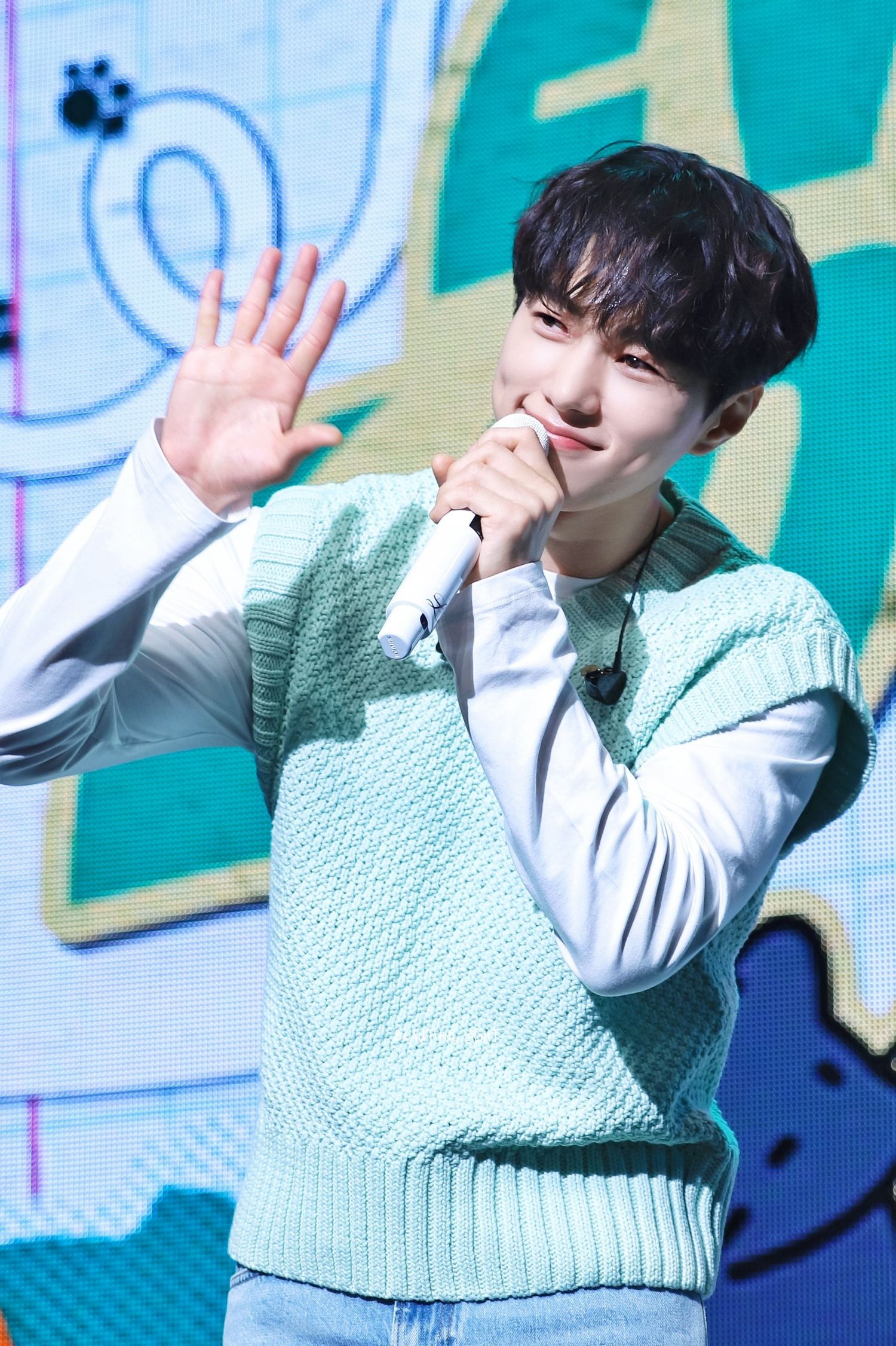 A moment captured by a fan of Kim Myungsoo (L)