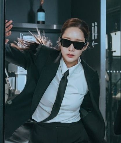Behind-the-scenes cut of Park Minyoung