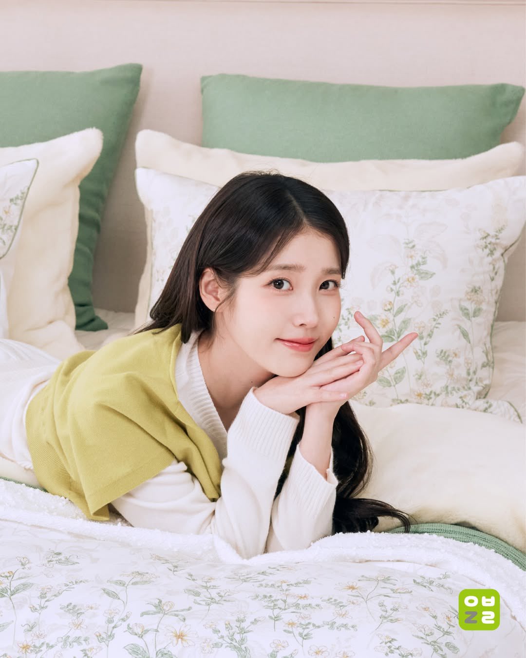 Behind-the-scenes cut of IU