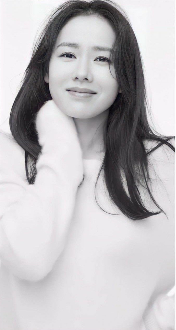 Emotional wallpaper shared by fans for Son Yejin