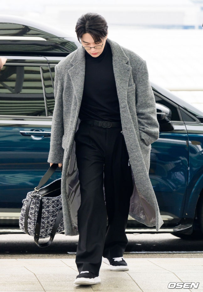 Recent activity shot of Kim Myungsoo (L)