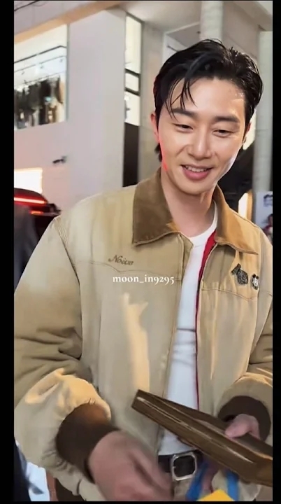 A moment captured by a fan of Park Seojoon