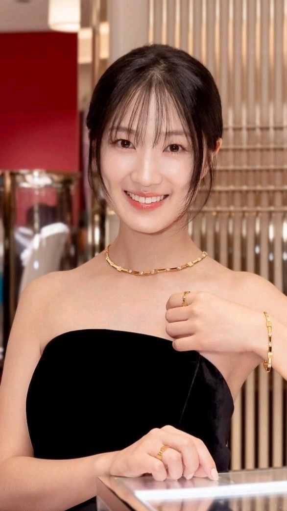 Today's popular wallpaper in Kim Hyeyoon community