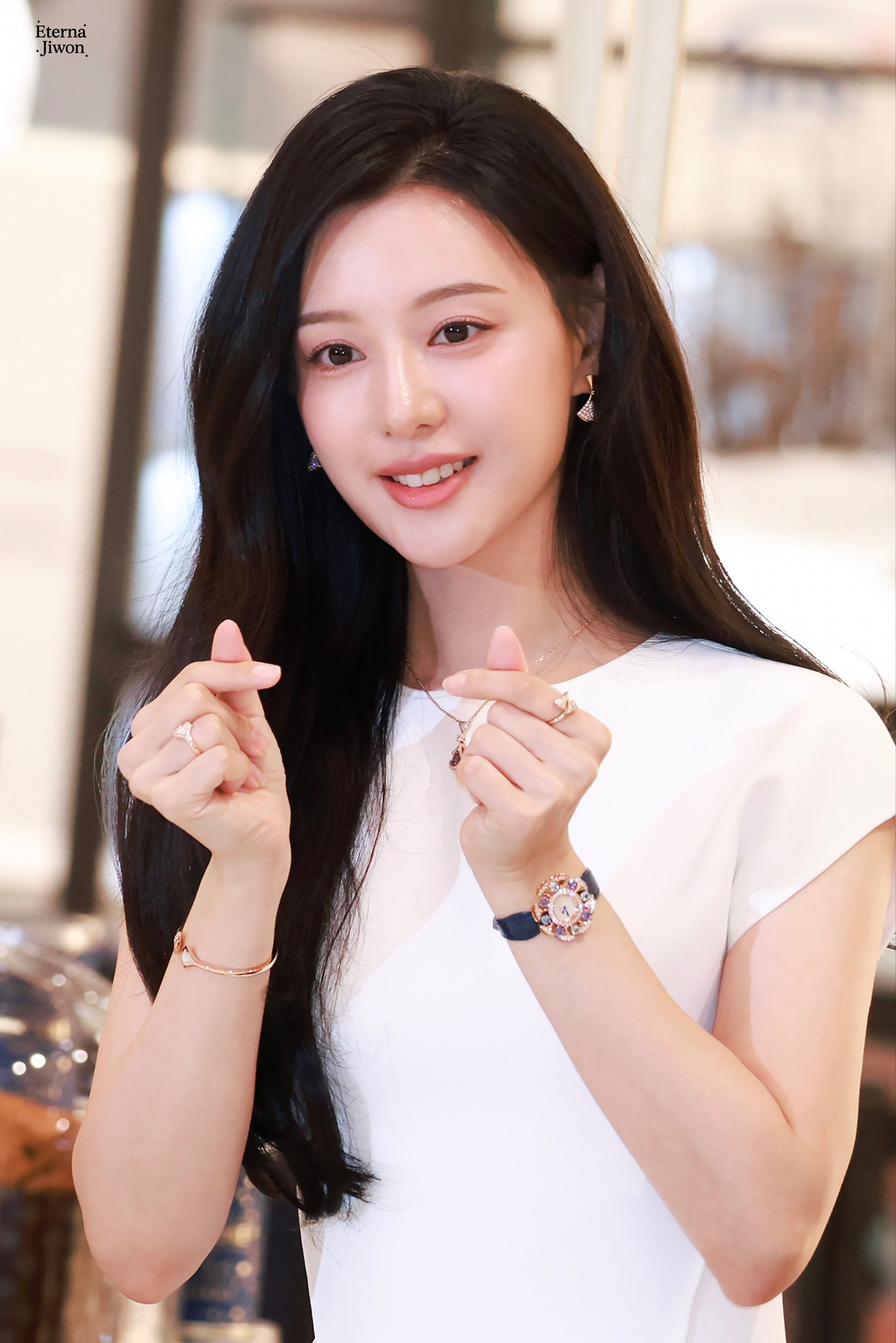 Behind-the-scenes cut of Kim Jiwon