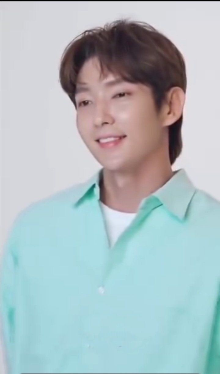 Emotional wallpaper shared by fans for Lee Joongi