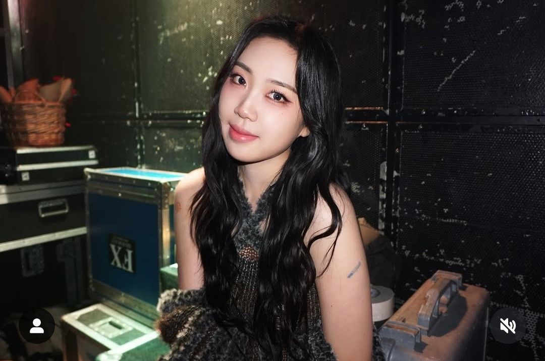 Behind-the-scenes cut of Lee Youngji