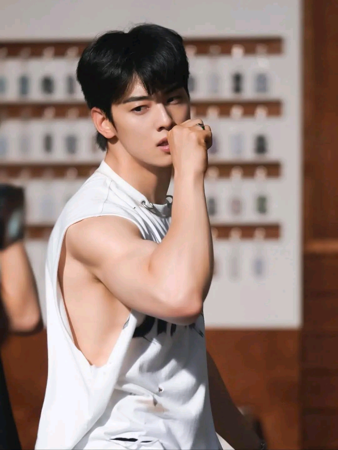 Behind-the-scenes cut of Cha Eunwoo