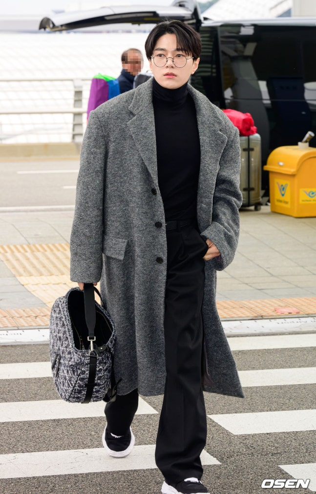 Recent activity shot of Kim Myungsoo (L)