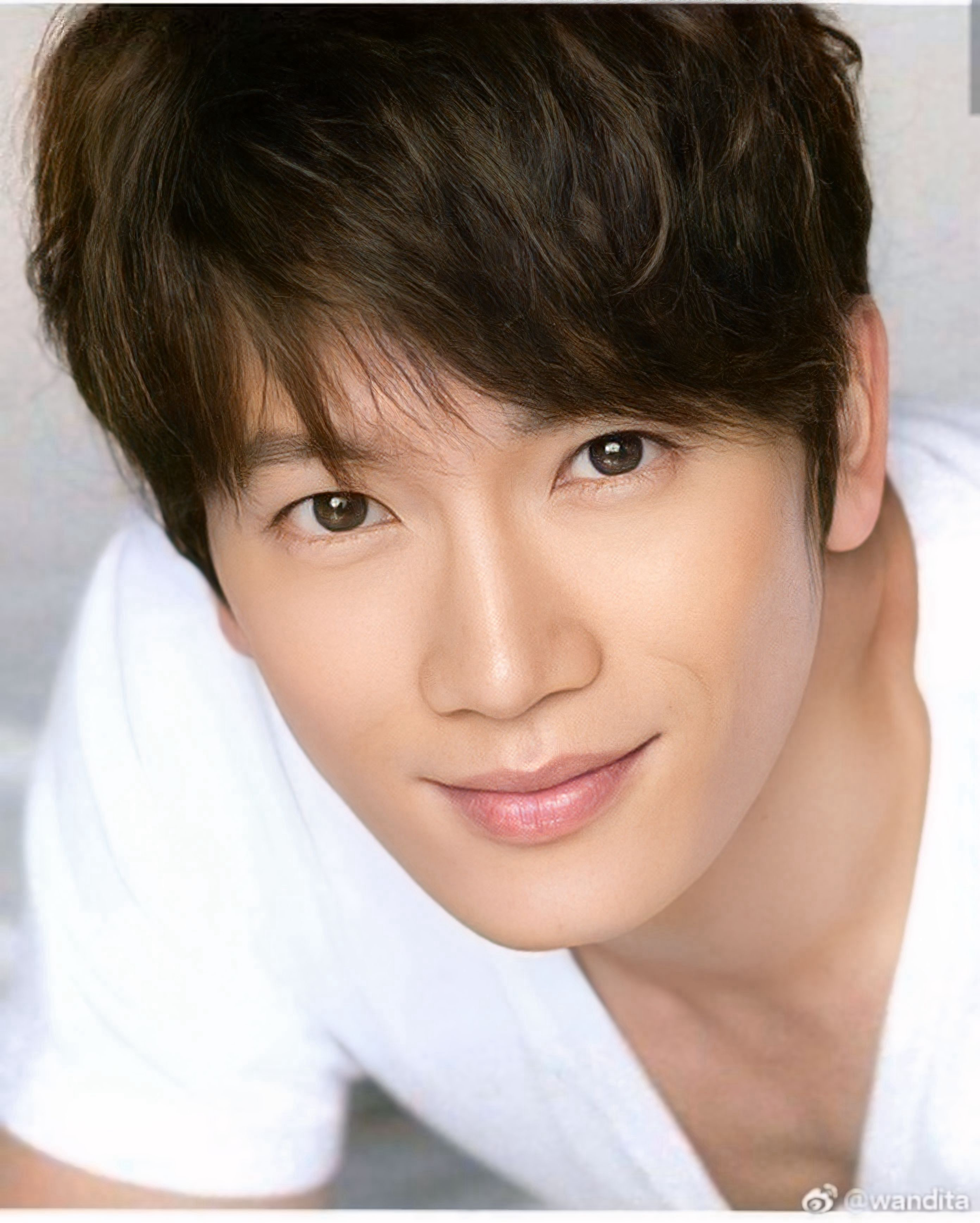 Behind-the-scenes cut of Ji Sung