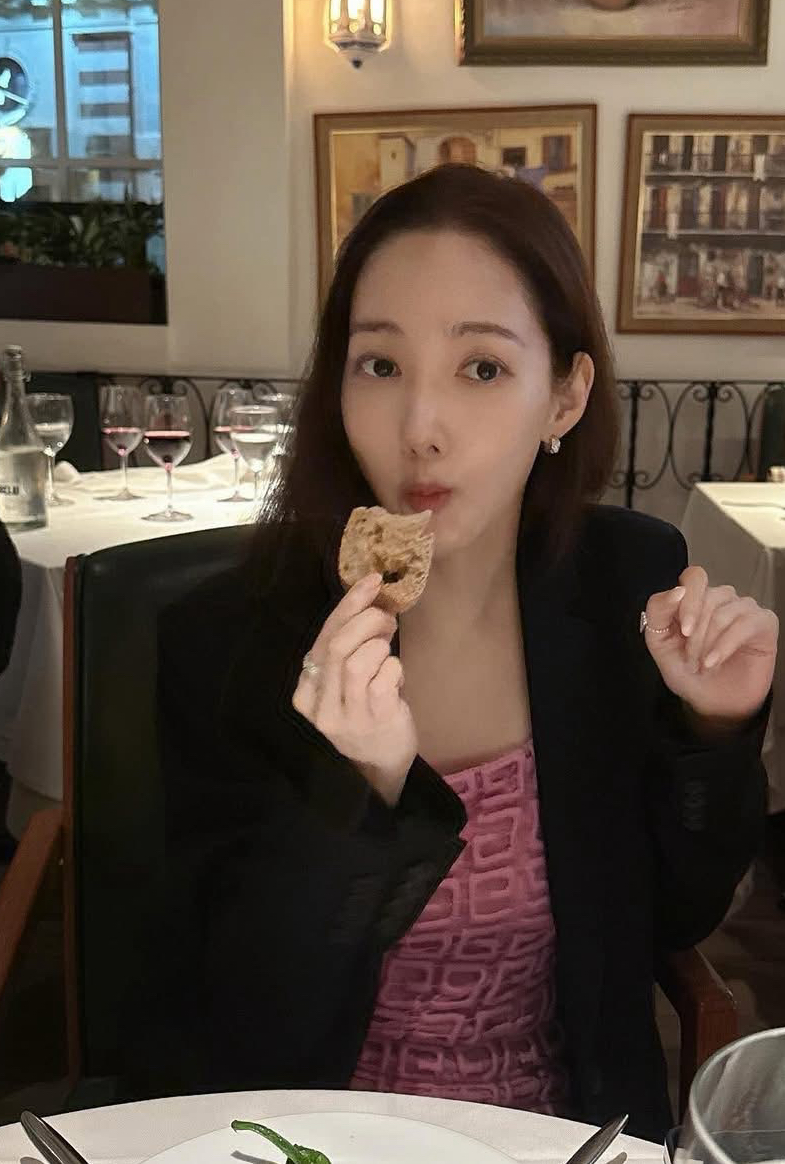 Behind-the-scenes cut of Park Minyoung
