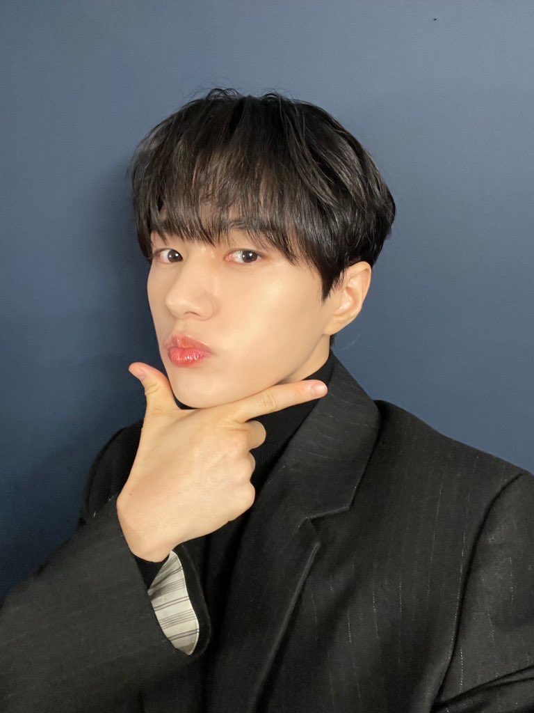 A moment captured by a fan of Kim Myungsoo (L)