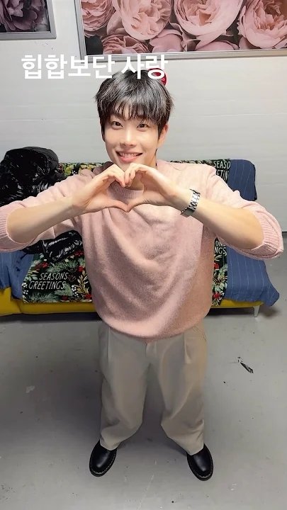 Behind-the-scenes cut of Cha Eunwoo