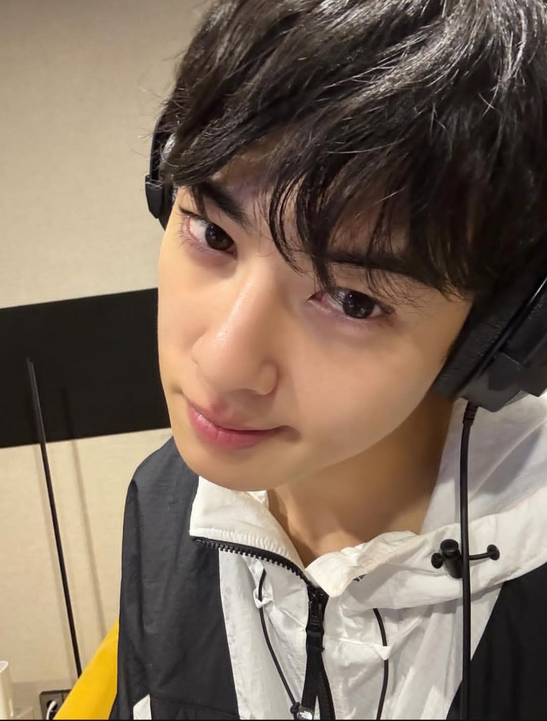 Behind-the-scenes cut of Cha Eunwoo