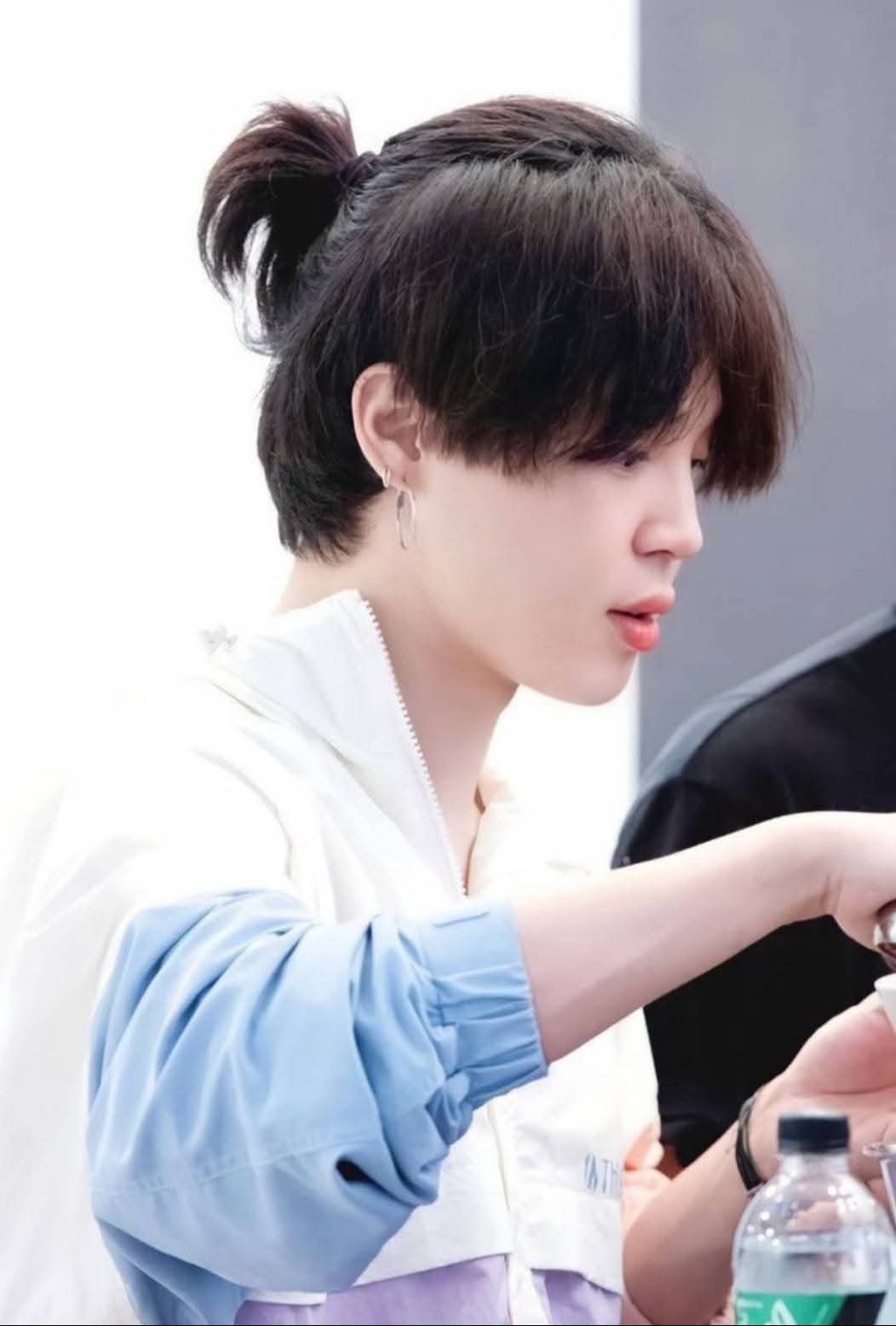 Behind-the-scenes cut of Ha Jimin