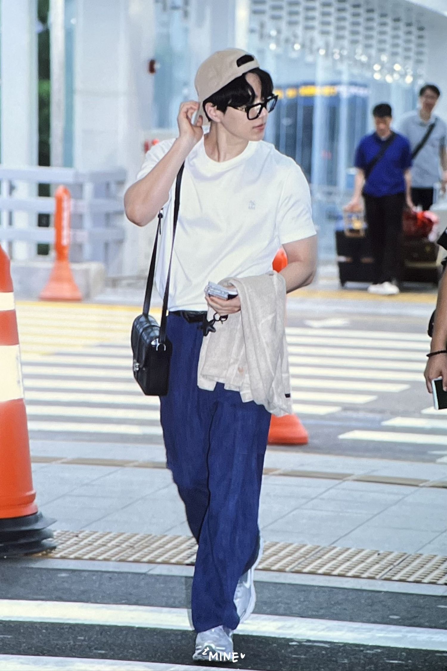 Recent activity shot of Kim Myungsoo (L)