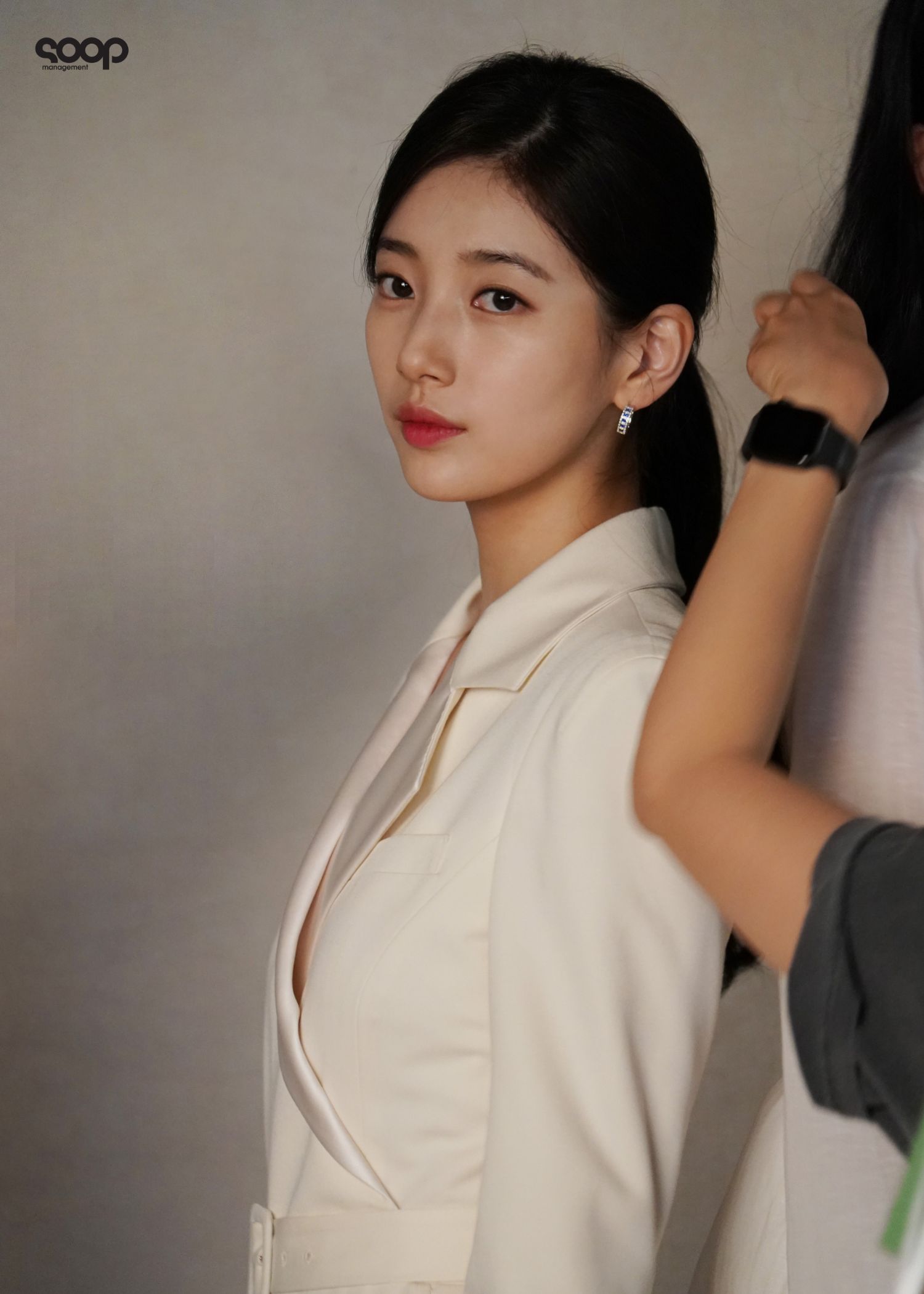 Behind-the-scenes cut of Bae Suzy