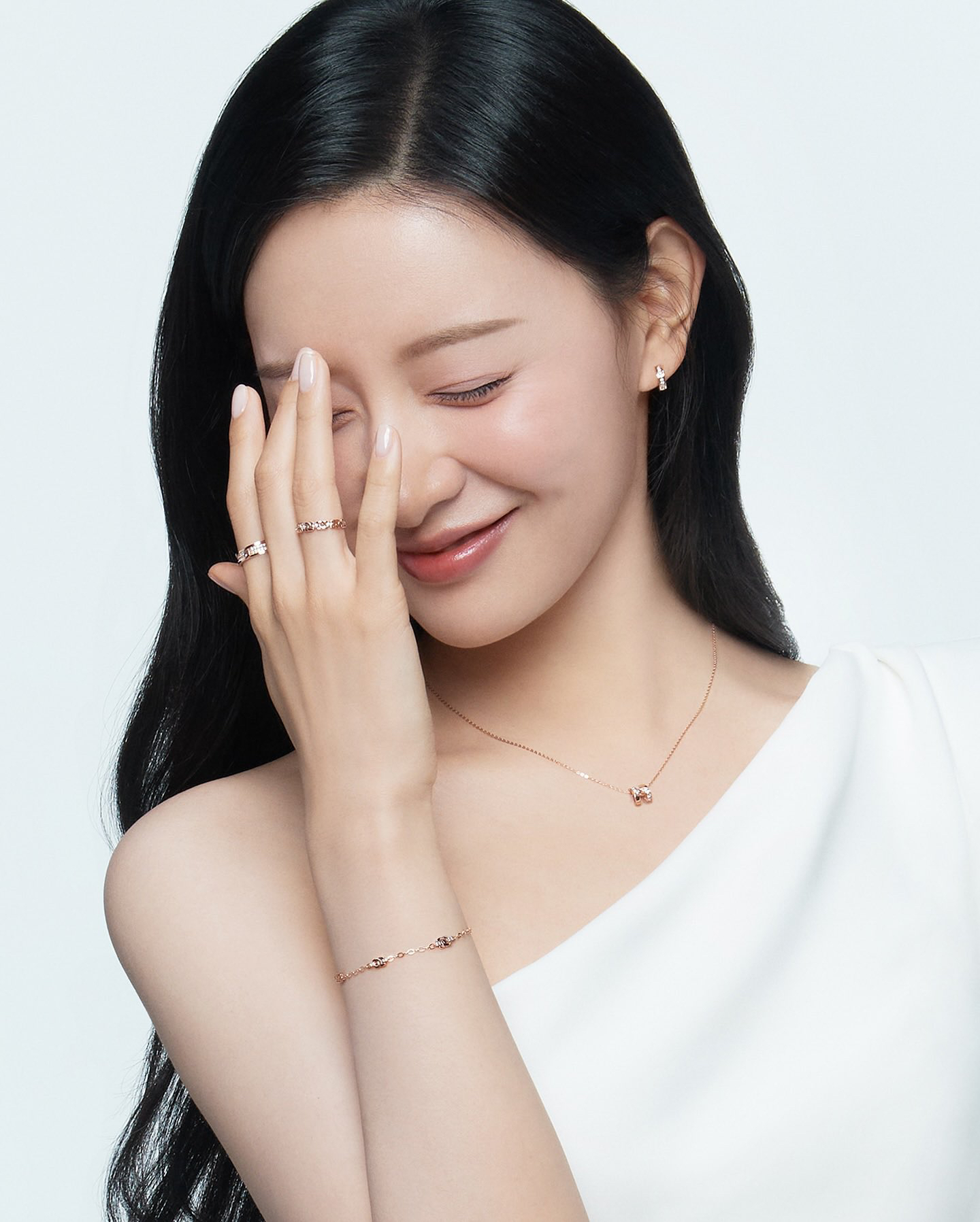 Behind-the-scenes cut of Kim Jiwon