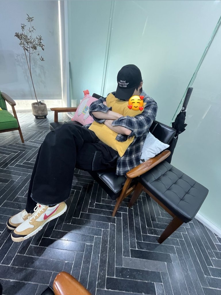 Behind-the-scenes cut of Byeon Wooseok