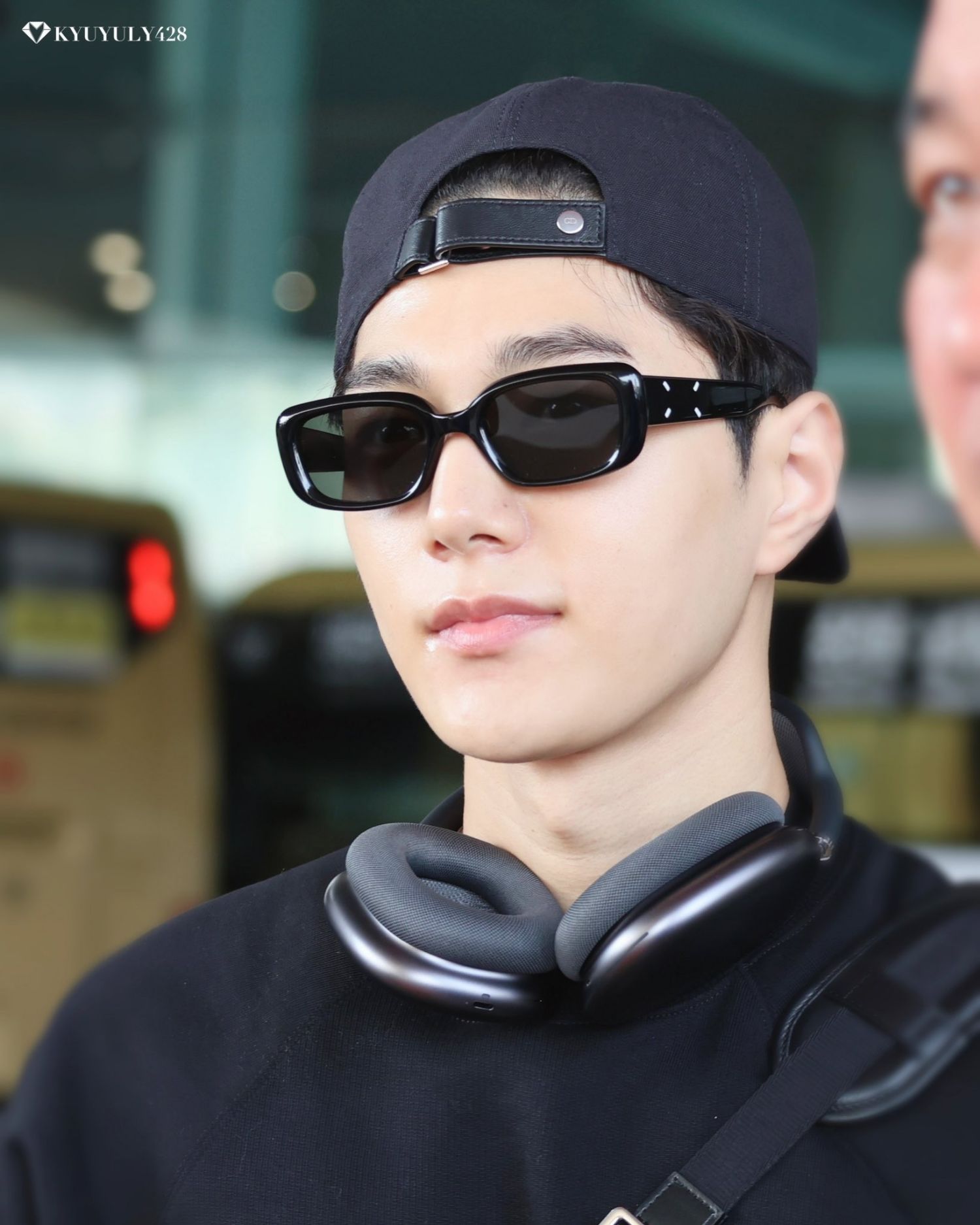 Recent activity shot of Kim Myungsoo (L)