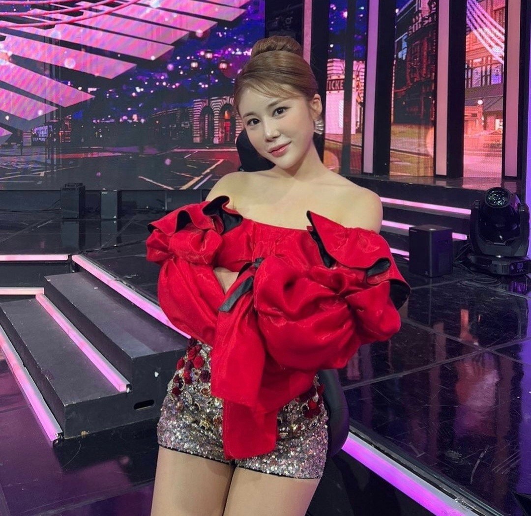 Behind-the-scenes cut of Kim Soyou