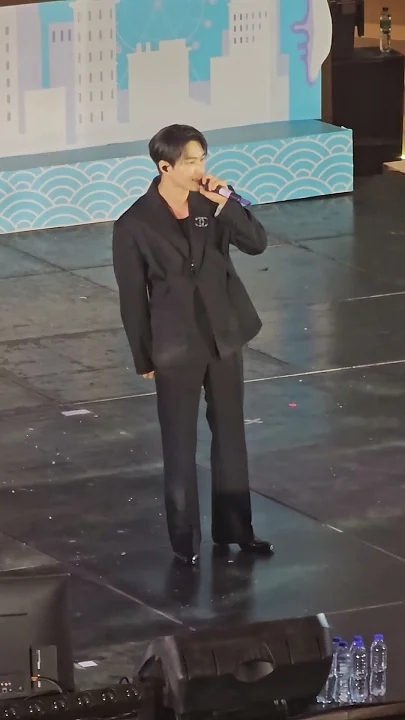 A moment captured by a fan of Kim Myungsoo (L)