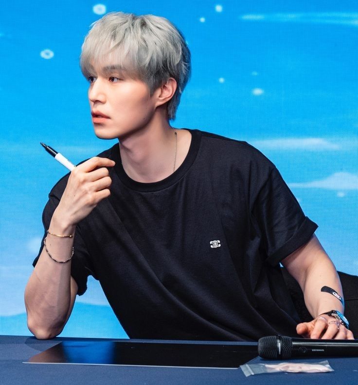A moment captured by a fan of Lee Dongwook