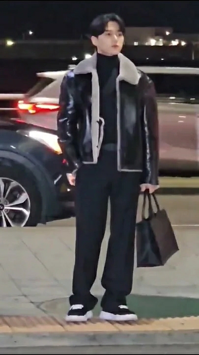 Behind-the-scenes cut of Kim Myungsoo (L)