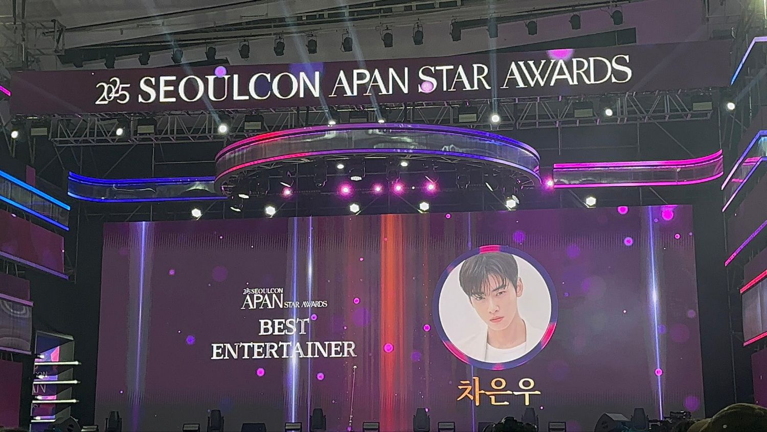 Cuplikan di balik layar dari Cha Eunwoo