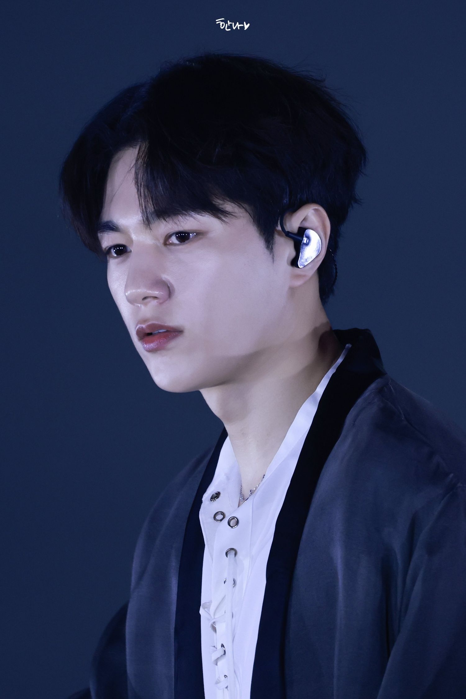 Behind-the-scenes cut of Kim Myungsoo (L)