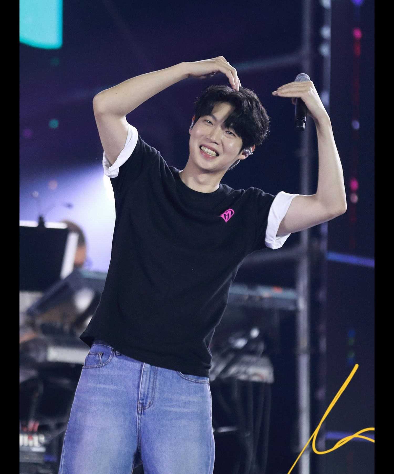A moment captured by a fan of Son Taejin