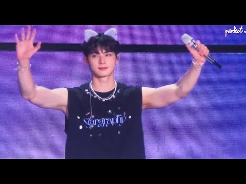 Behind-the-scenes cut of Cha Eunwoo