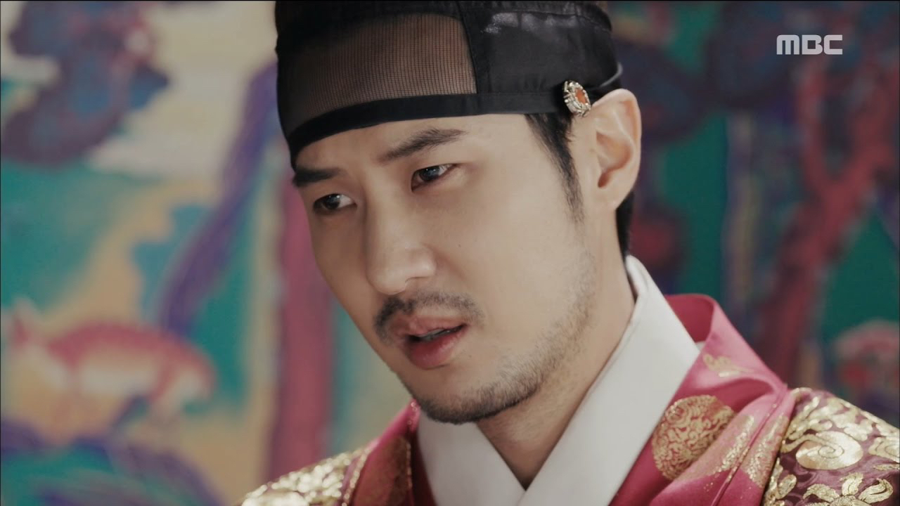 A moment captured by a fan of Yoon Kyunsang