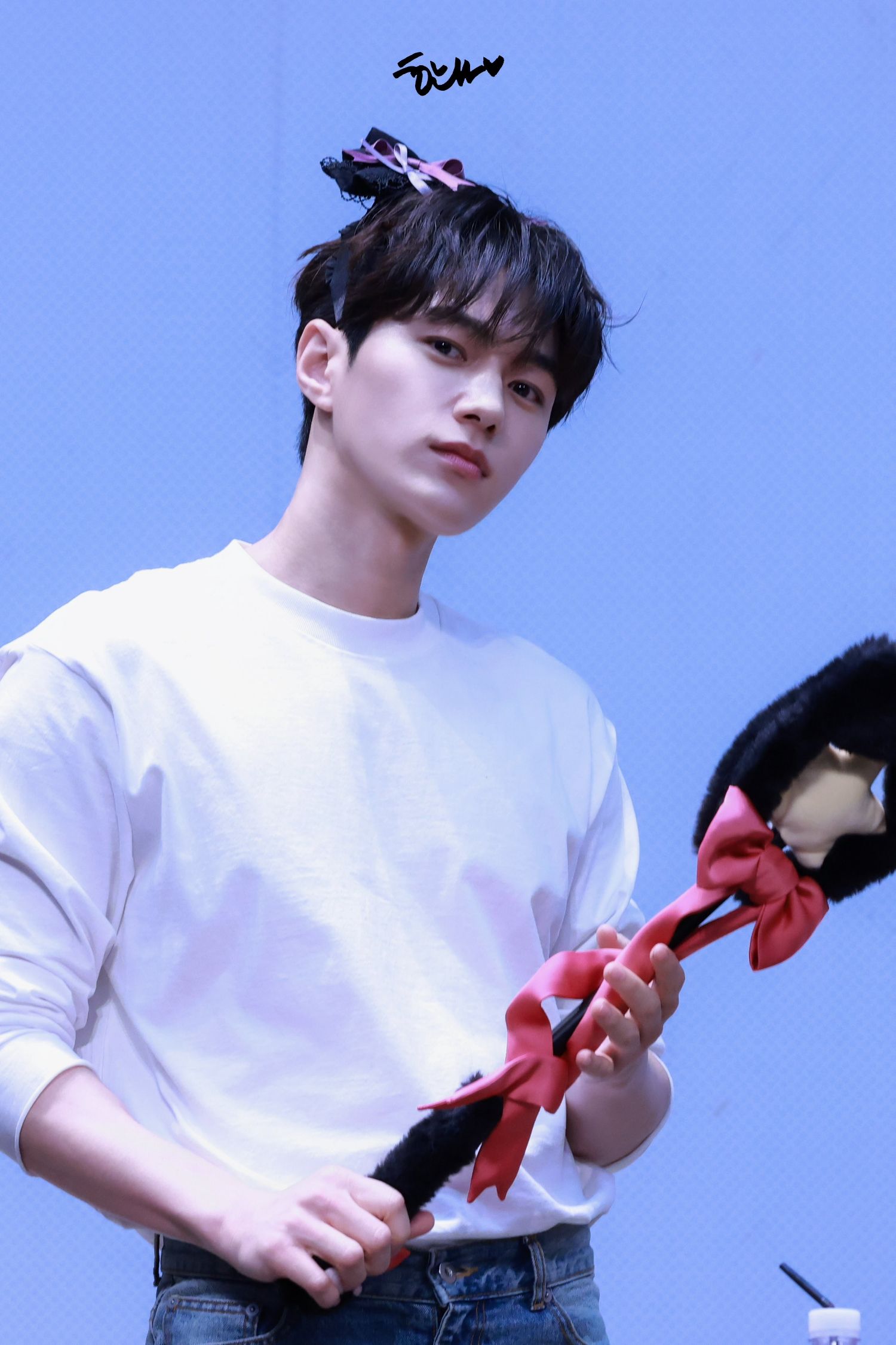 Behind-the-scenes cut of Kim Myungsoo (L)