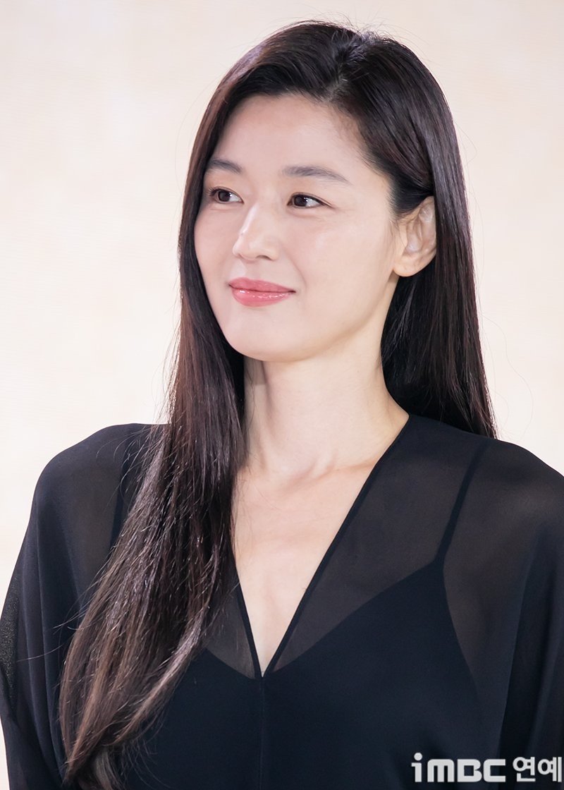Behind-the-scenes cut of Jeon Jihyun