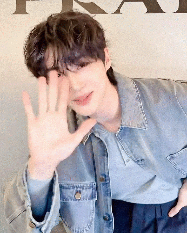 Behind-the-scenes cut of Byeon Wooseok