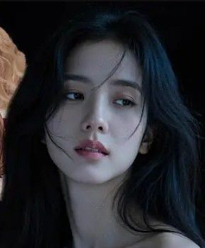 Emotional wallpaper shared by fans for Jisoo (1995)