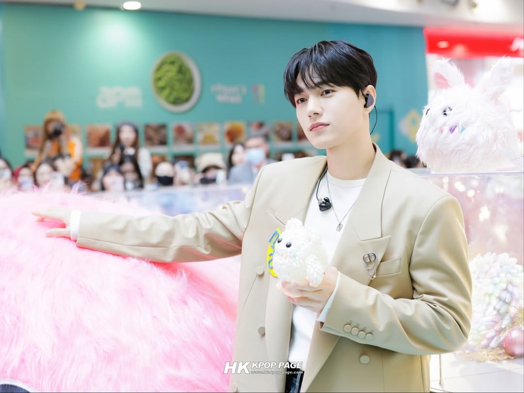 Behind-the-scenes cut of Kim Myungsoo (L)